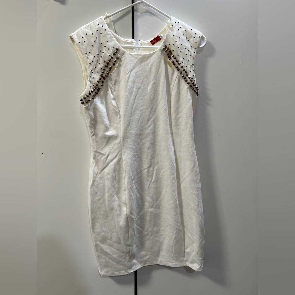 White sleeveless dress